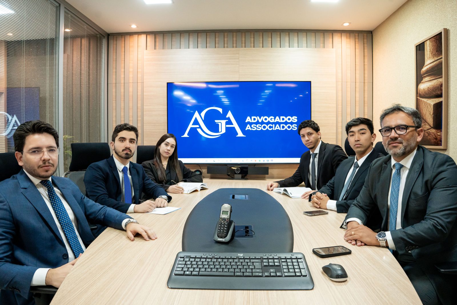 Equipe da AGA Advocacia em reunião no escritório de Cuiabá-MT